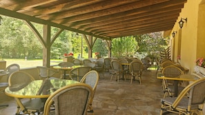 Outdoor dining - Guest Room 7 Accessible with Pool (Saint-Pompont)