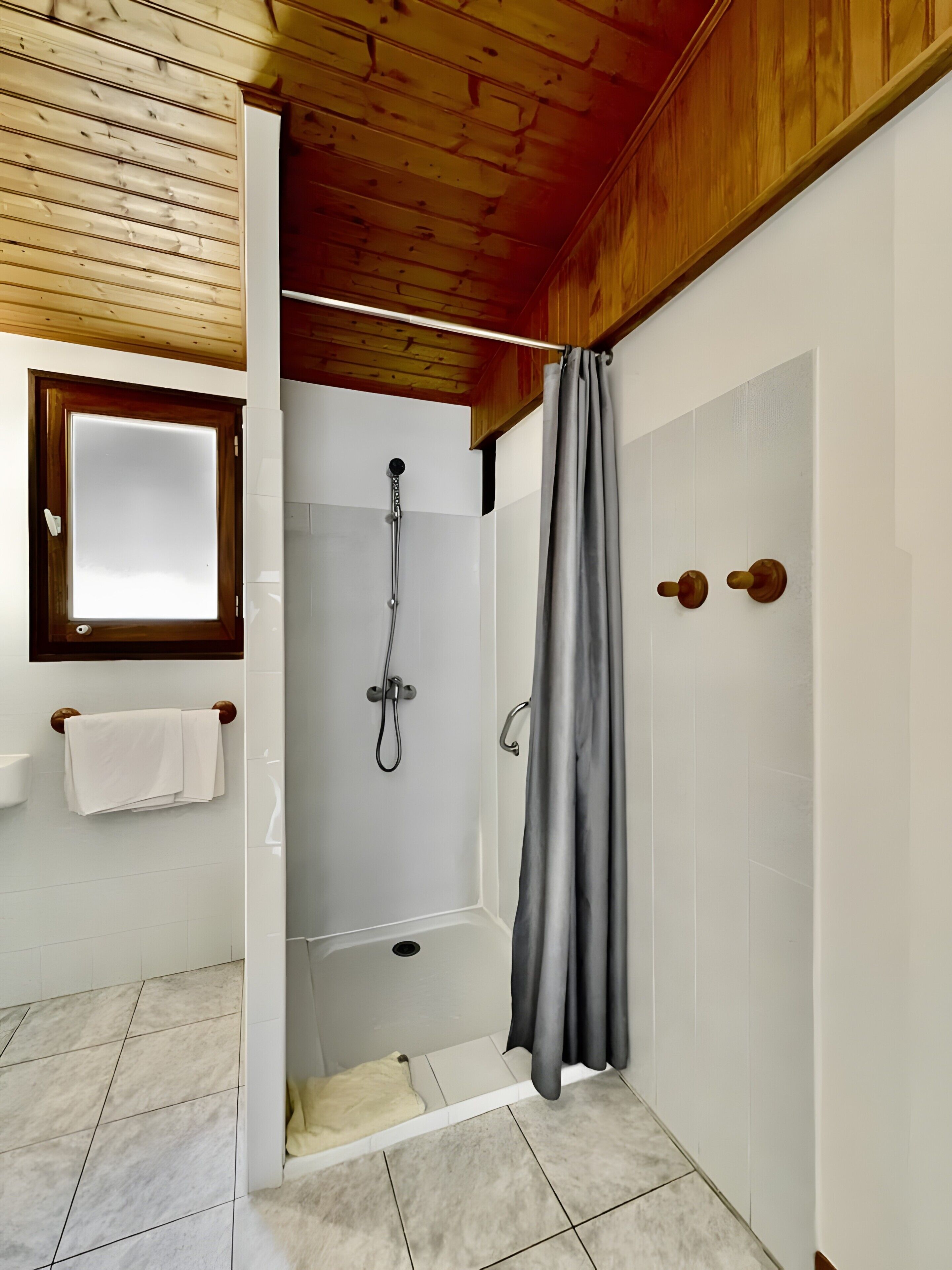 Douche, serviettes fournies