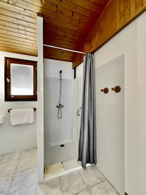 Douche, serviettes fournies