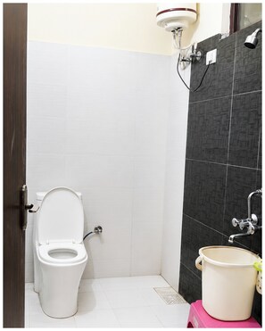 Tweepersoonskamer | Badkamer | Een douche, pantoffels, zeep, shampoo
