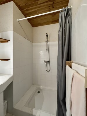 Een douche, handdoeken