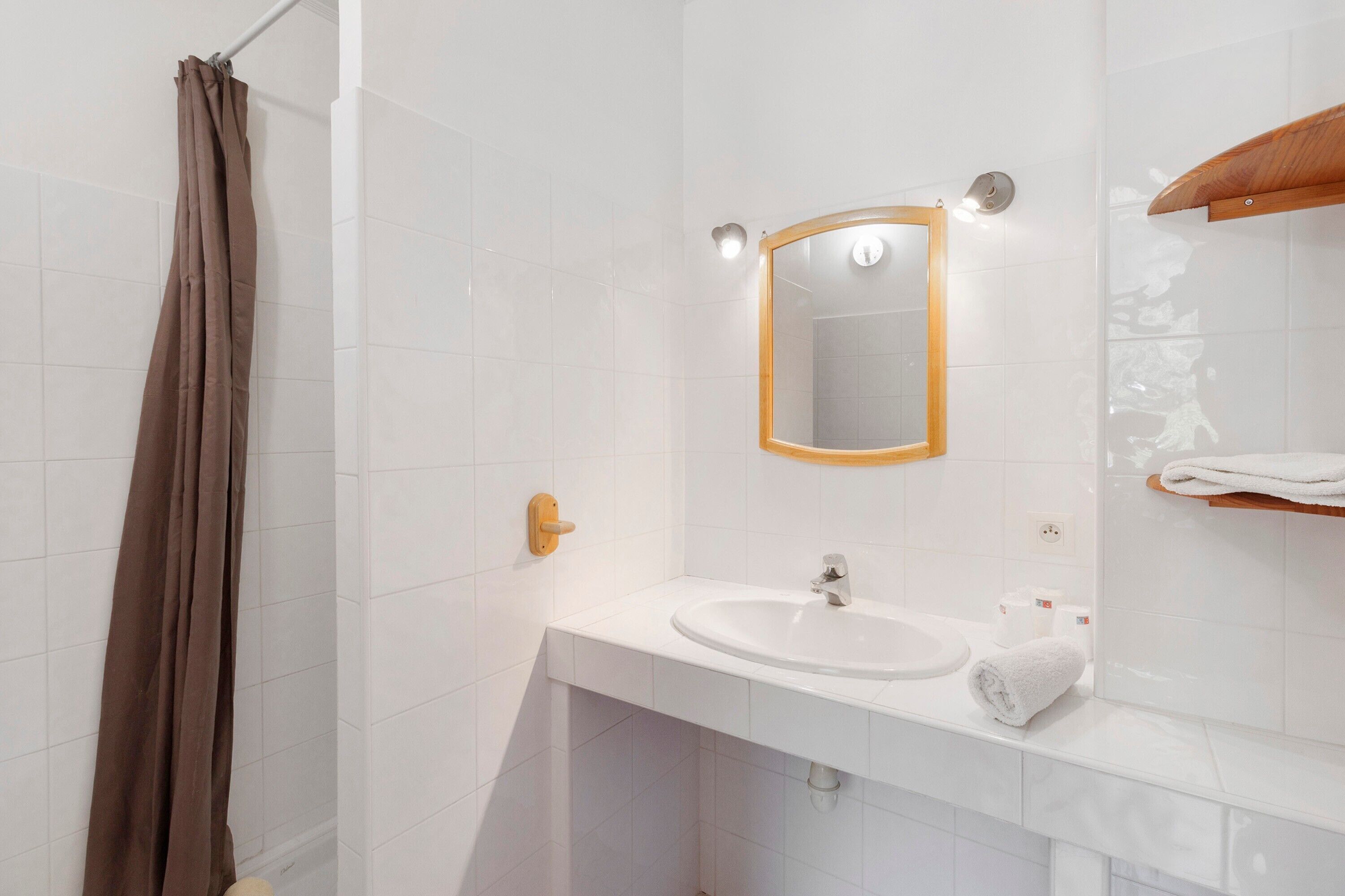 Shower, towels