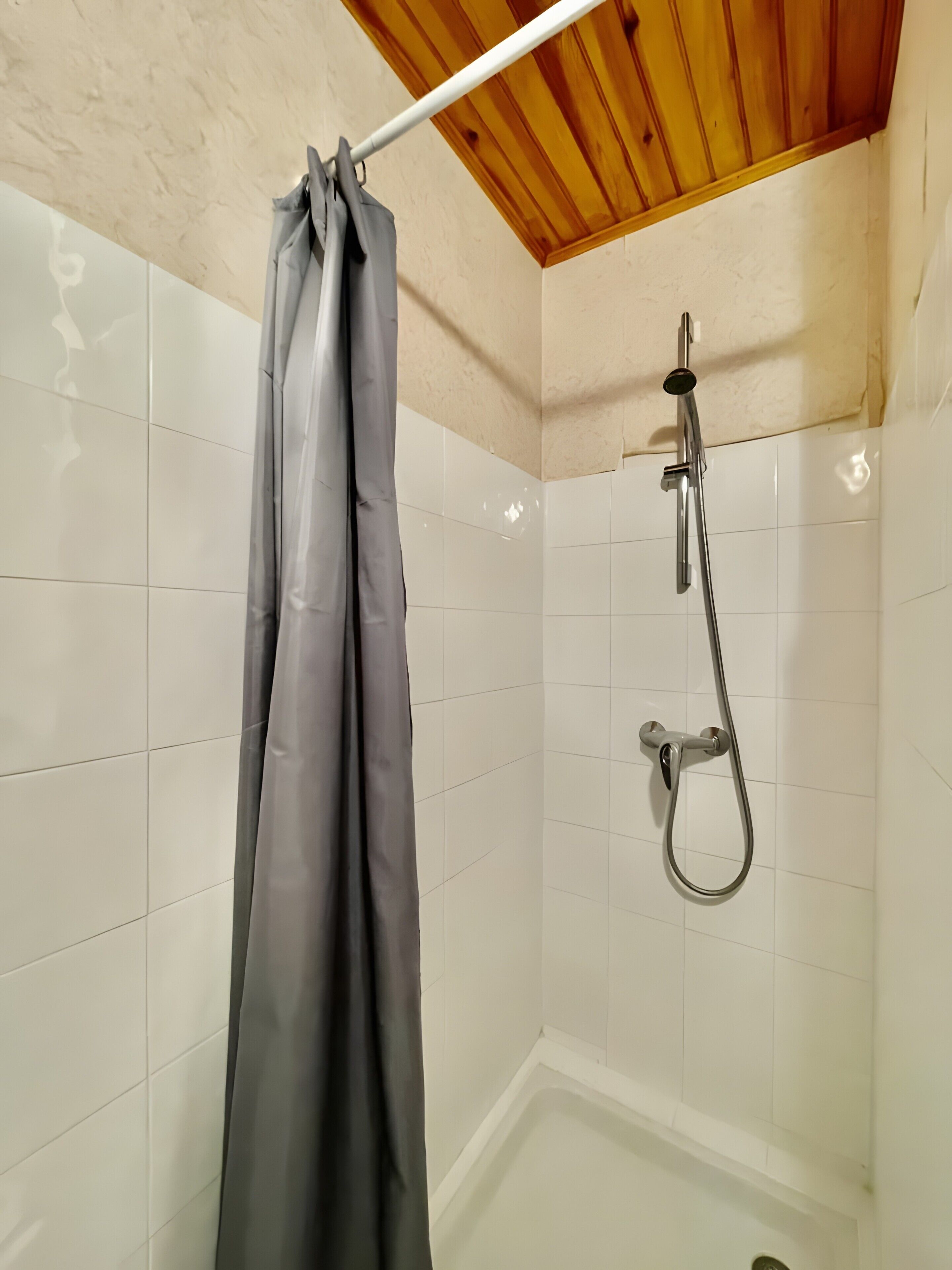Douche, serviettes fournies