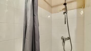 Douche, serviettes fournies