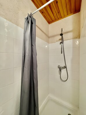 Een douche, handdoeken