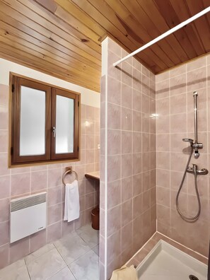 Een douche, handdoeken