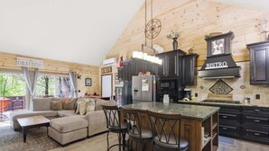 Una cocina moderna con barra, techo de madera y un letrero que dice 'GRATEFUL'.