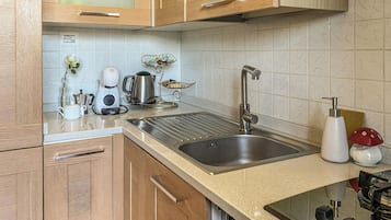 Apartment, 3 Bedrooms, Balcony, Garden View | Private kitchen