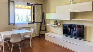 Apartment, 3 Bedrooms, Balcony, Garden View | Dining