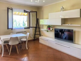 Apartment, 3 Bedrooms, Balcony, Garden View | Dining