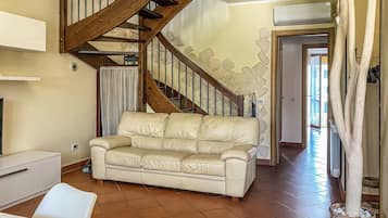 Apartment, 3 Bedrooms, Balcony, Garden View | Living area