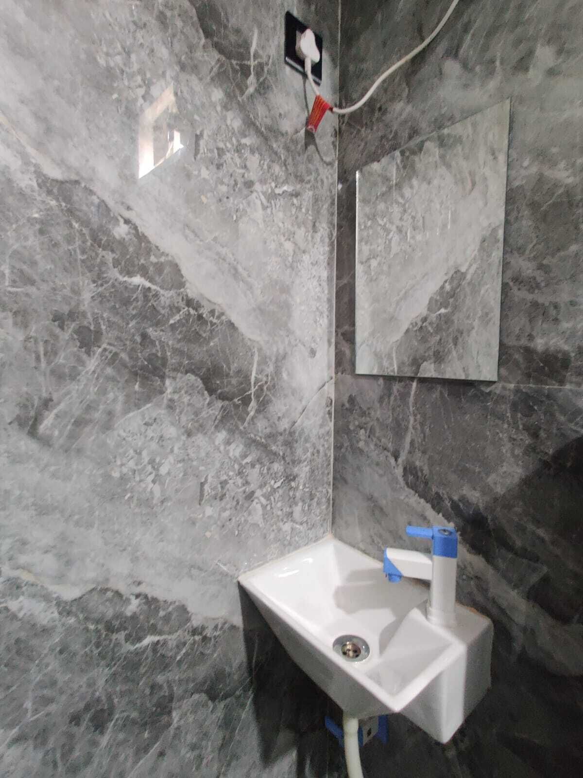 Towels, soap, shampoo, toilet paper