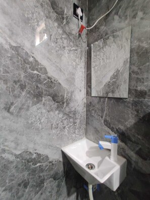 Towels, soap, shampoo, toilet paper - Hotel Abhi Residency (New Delhi)