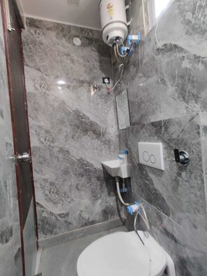 Double or Twin Room | Bathroom | Towels, soap, shampoo, toilet paper - Hotel Abhi Residency (New Delhi)