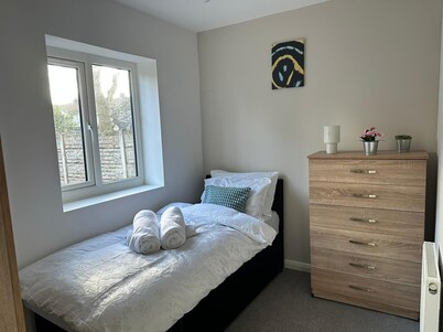 5 Bedroom Walsall Bloxwich House - Free WiFi & Parking