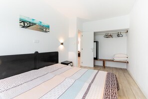 Iron/ironing board, Internet, bed sheets
