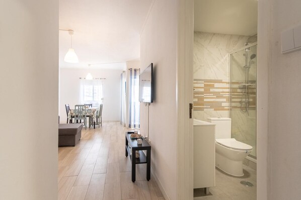 Douche, serviettes fournies, papier toilette