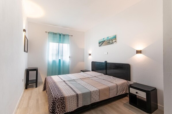 Iron/ironing board, Internet, bed sheets