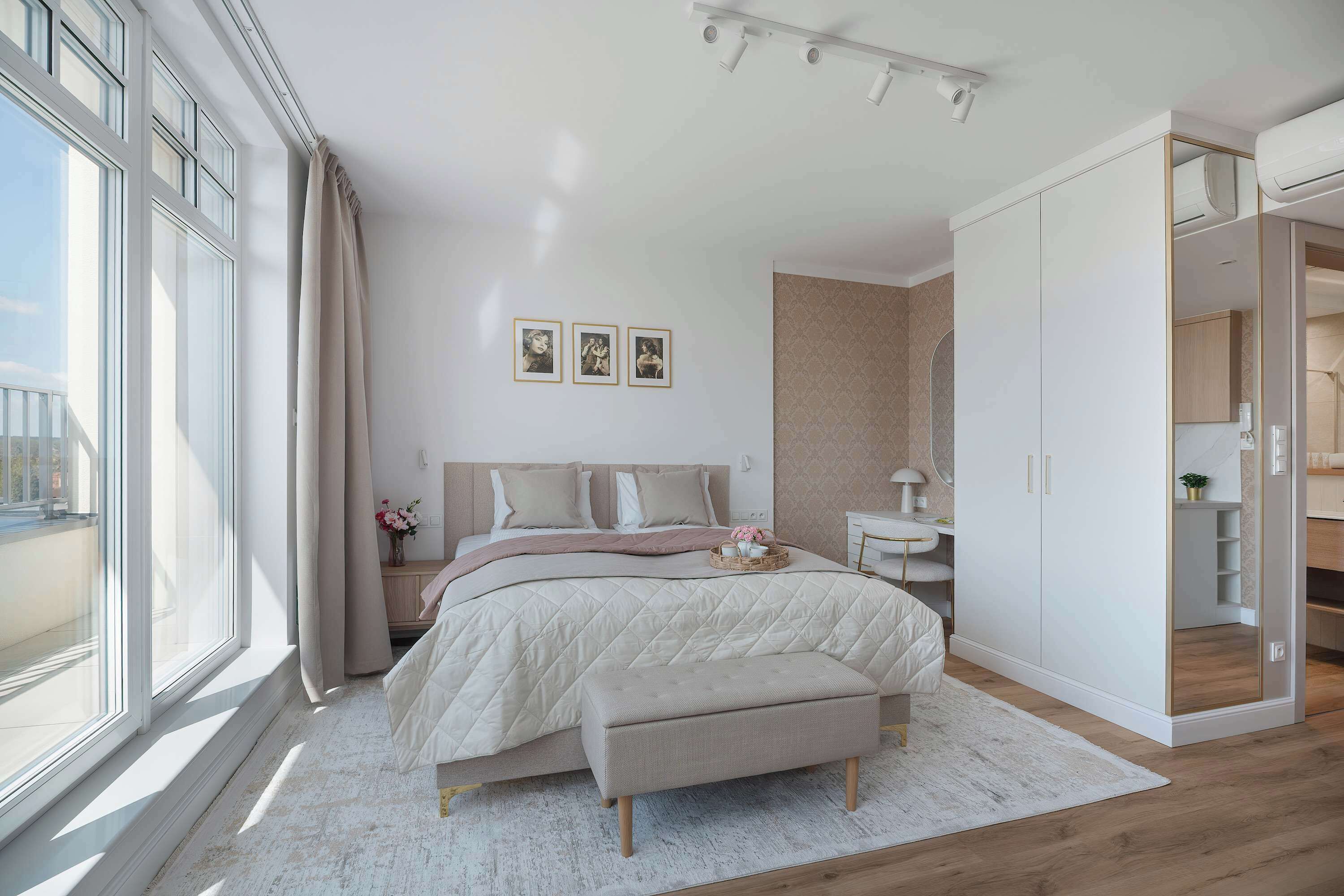 Bureau, fer et planche à repasser, lit de bébé portatif, Wi-Fi