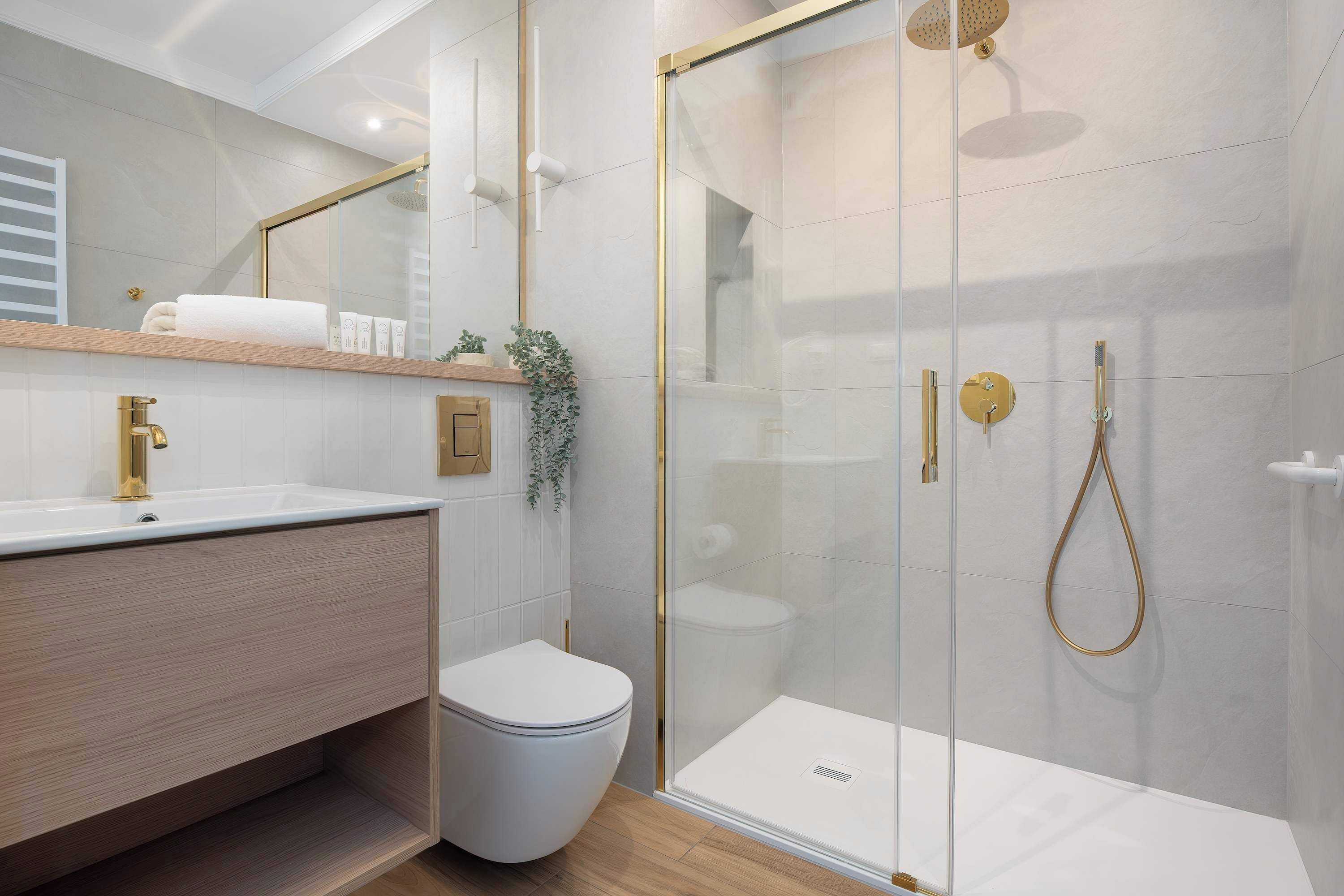 Bruser, hårtørrer, håndklæder, Shampoo