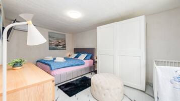 4 bedrooms, bed sheets