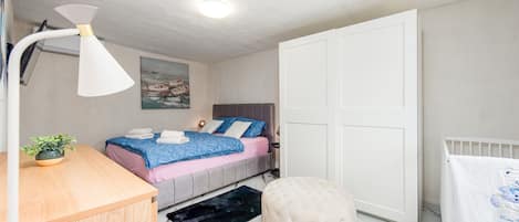 4 bedrooms, bed sheets