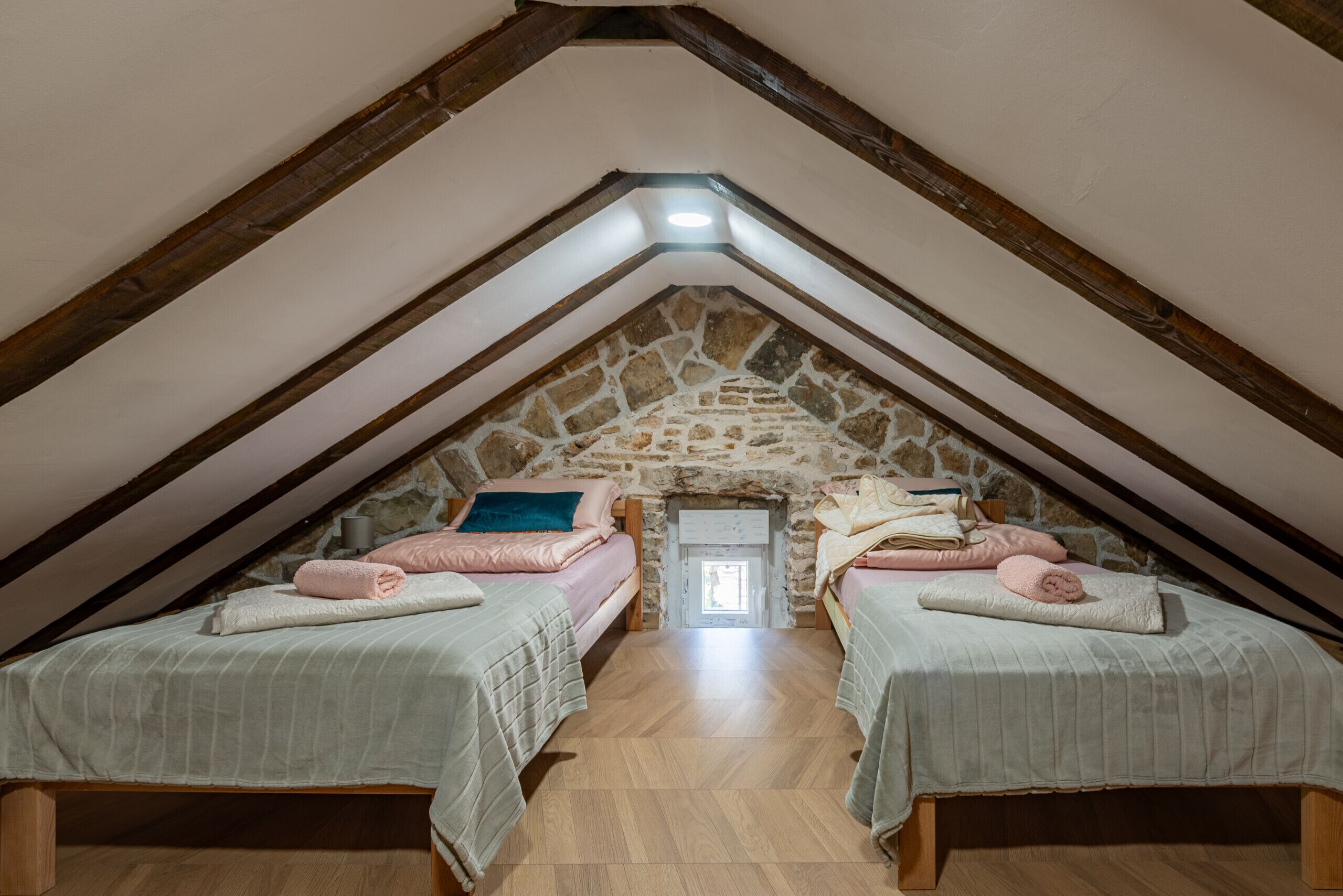 4 bedrooms, bed sheets