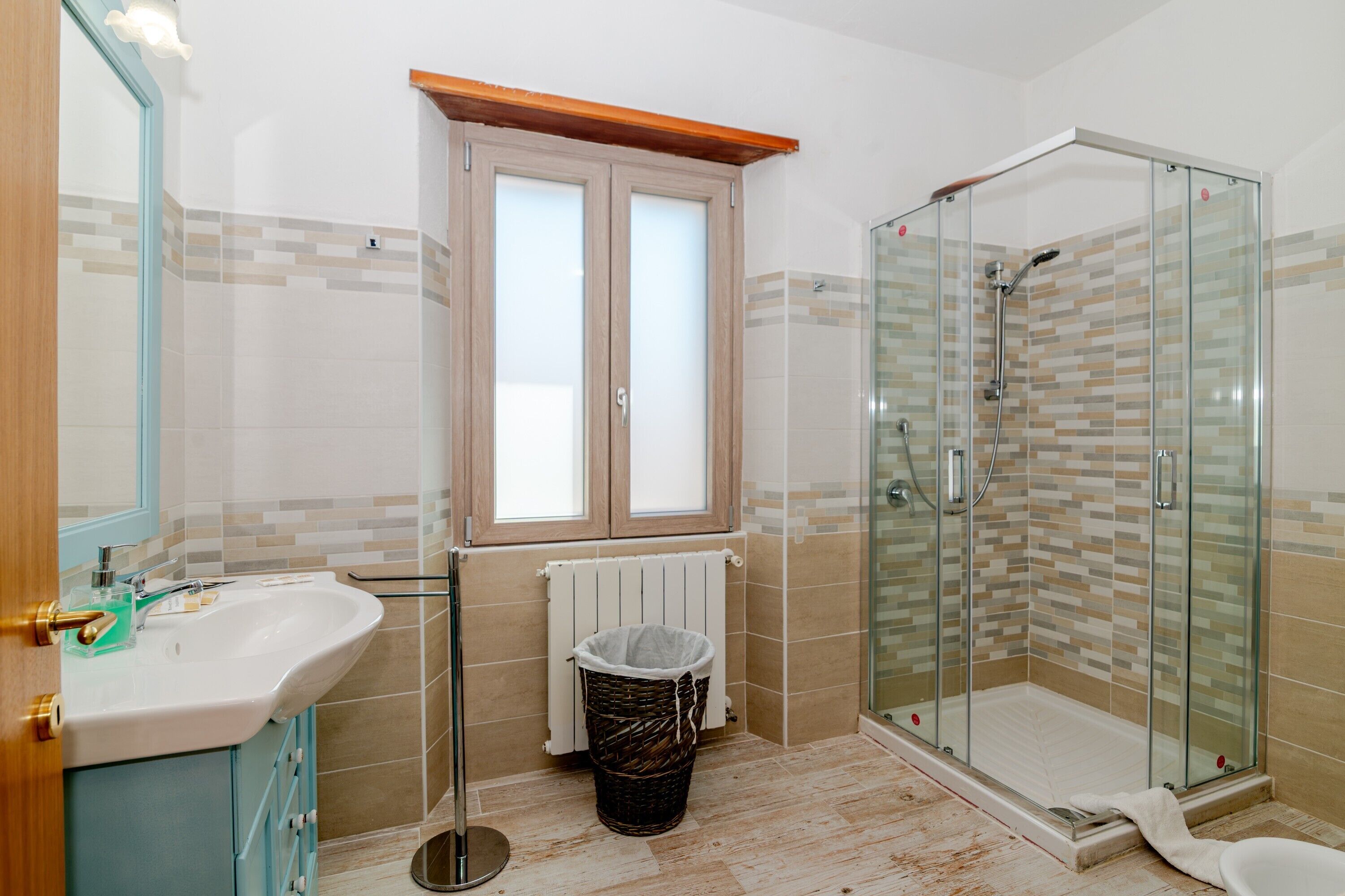 Een douche, een haardroger, handdoeken