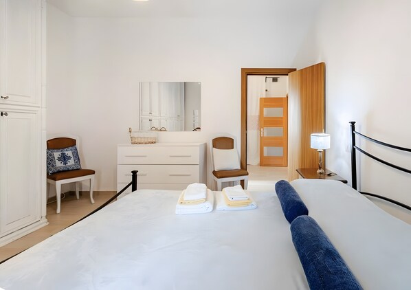 Tabla de planchar con plancha, wifi y ropa de cama 
