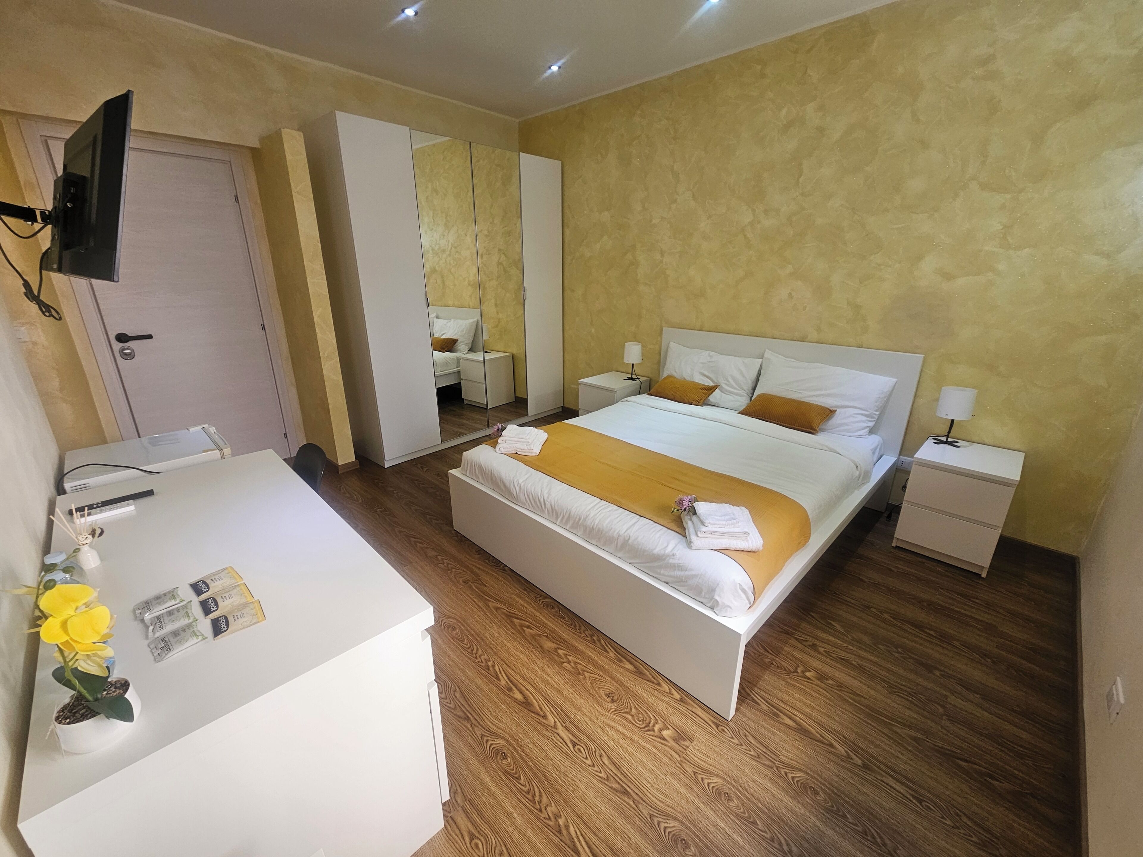 Dreibettzimmer | Zimmersafe, Schreibtisch, laptopgeeigneter Arbeitsplatz
