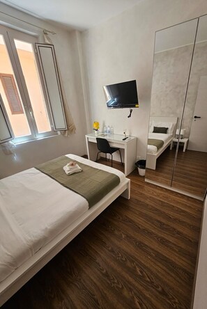 In-room safe, desk, laptop workspace, blackout curtains - B&B Camagna (Reggio Calabria)