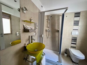 Triple Room | Bathroom | Hair dryer, towels, soap, shampoo - B&B Camagna (Reggio Calabria)
