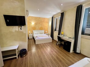 Vierbettzimmer | Zimmersafe, Schreibtisch, laptopgeeigneter Arbeitsplatz