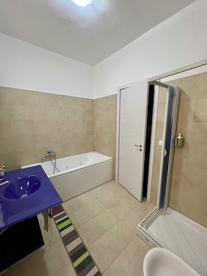 Doppelzimmer | Badezimmer | Haartrockner, Handtücher, Seife, Shampoo
