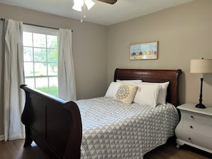 Iron/ironing board, Internet, bed sheets - Duplex 1 - Cozy 2BR pet friendly cottage with fenced in yard in Murfreesboro! (Murfreesboro)