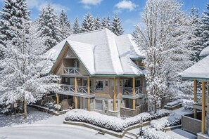 Exterior - Luxury 3-Bed Whistler Village | Private Hot Tub (Whistler)
