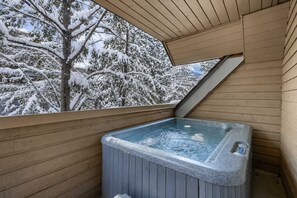 Outdoor spa tub - Luxury 3-Bed Whistler Village | Private Hot Tub (Whistler)