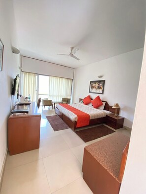 Habitación Deluxe doble, balcón | Espacio para trabajar con un portátil y tabla de planchar con plancha