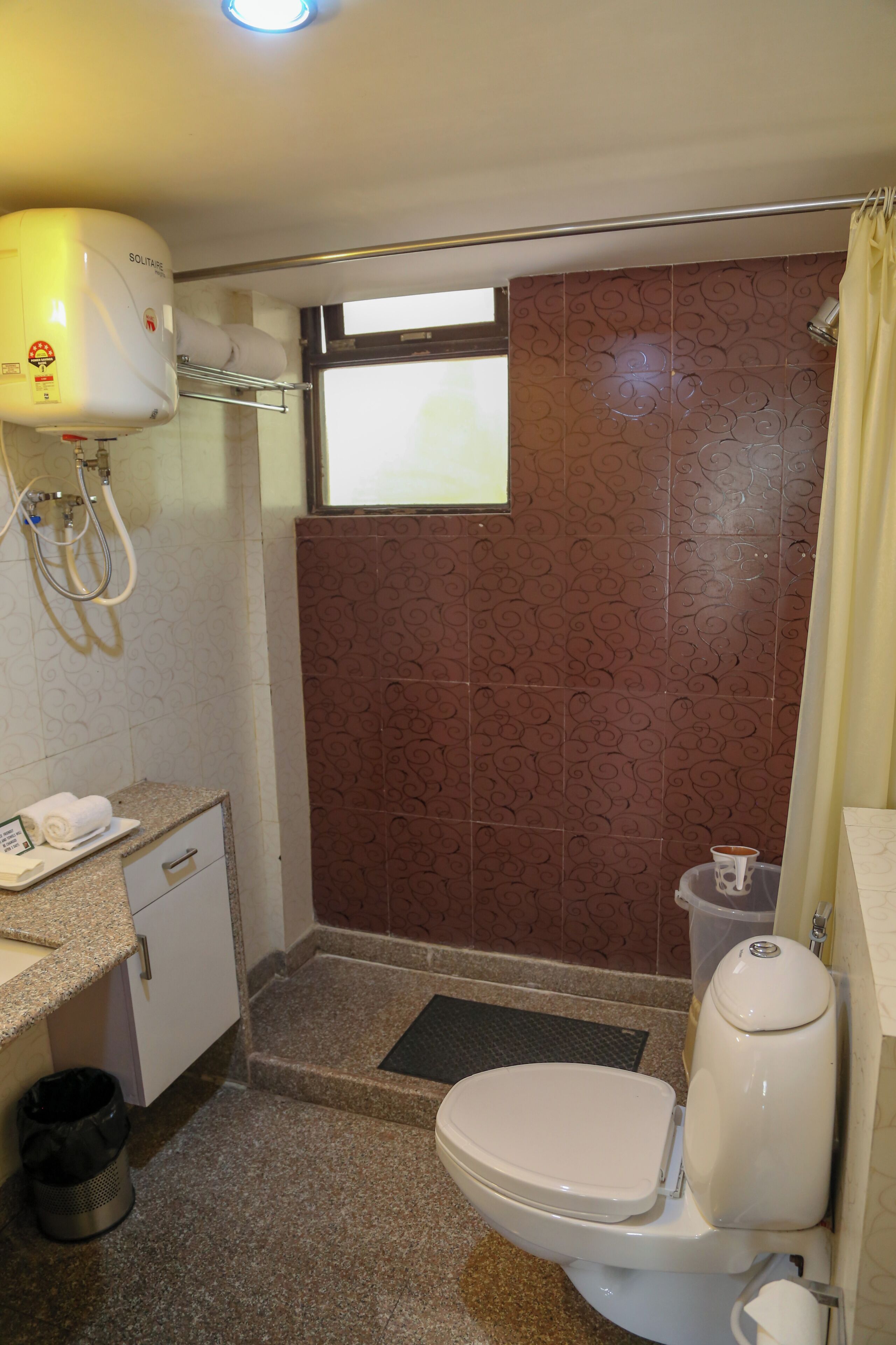 Un baño con ducha, inodoro y lavamanos.