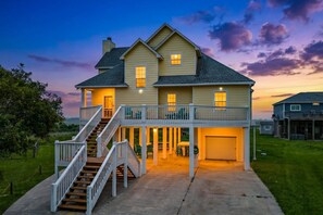 Exterior - Walk to Beach + EV + Starlink + Arcade + Spacious 2,000sf + super fun Sea Cave! (Bolivar Peninsula)