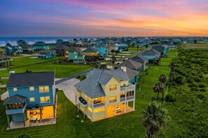 Exterior - Walk to Beach + EV + Starlink + Arcade + Spacious 2,000sf + super fun Sea Cave! (Bolivar Peninsula)