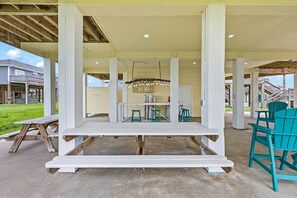 Outdoor dining - Walk to Beach + EV + Starlink + Arcade + Spacious 2,000sf + super fun Sea Cave! (Bolivar Peninsula)