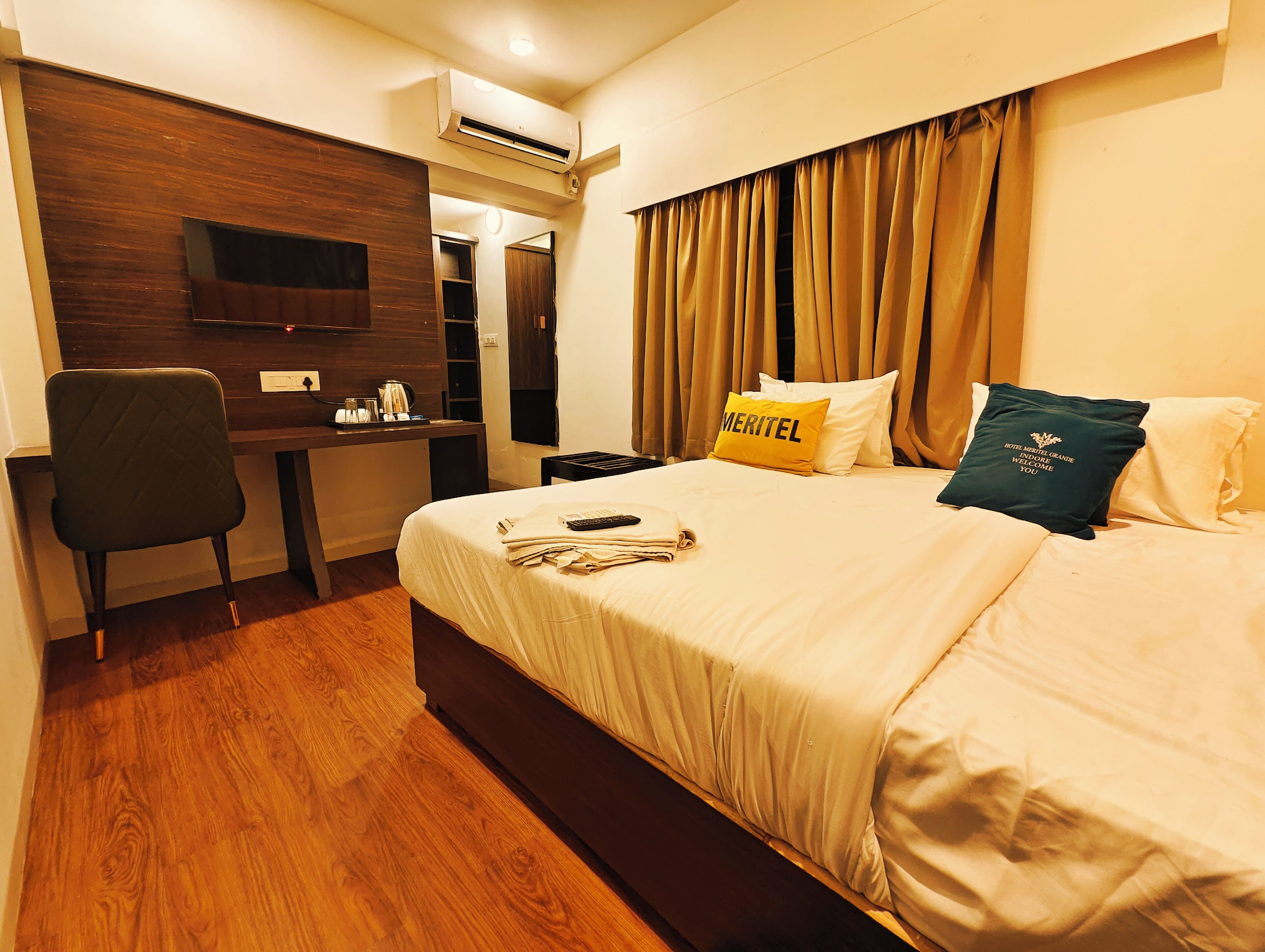 Deluxe Double Room, 1 King Bed, City View | Desk, laptop workspace, blackout curtains, iron/ironing board