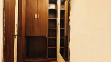 Deluxe Double Room, 1 King Bed, City View | Interior