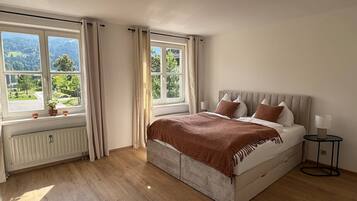 BĂŒgeleisen/BĂŒgelbrett, Reisekinderbett, WLAN, BettwĂ€sche