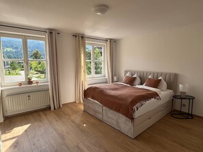 Een strijkplank/strijkijzer, reisbedje, wifi, beddengoed