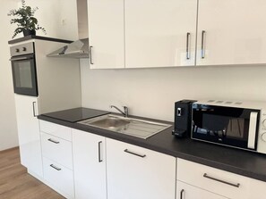 Een koelkast, een kookplaat, een koffiezetapparaat/waterkoker