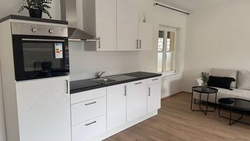 KĂŒhlschrank, Herdplatte, Wasserkocher mit Kaffee-/Teezubehör, Toaster