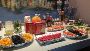 Ein reichhaltiges Buffet mit verschiedenen Speisen und Beilagen.