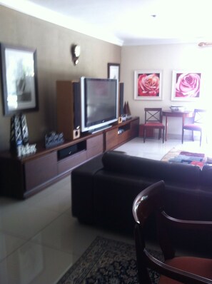 32-inch Smart TV with cable channels - 42 The Regency CC (Johannesburg)
